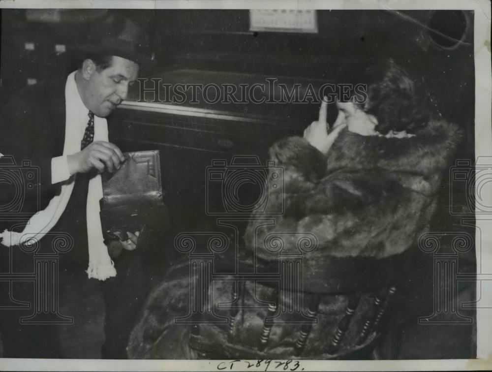 1935 Press Photo Mrs. Anna Ericksen as she was questioned by the police - Historic Images