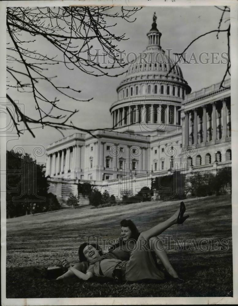 1948 Press Photo Bonnie McKenzie and Frances Palmier on lawn of the Capital - Historic Images