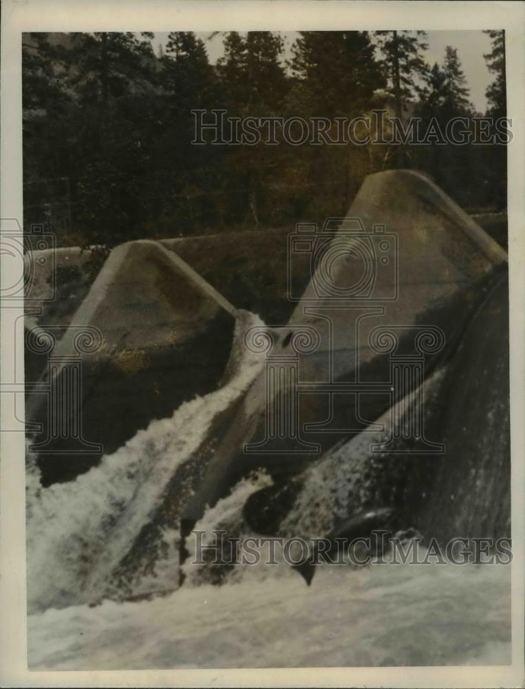 1927 Press Photo View of Dam Showing Salmon Leaping out of Water at Rogue River - Historic Images