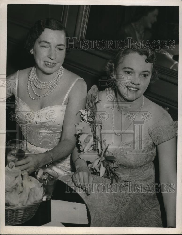 1950 Press Photo Mrs John Lucas, Mrs Thomas Sidlow at Union opera club Cleveland - Historic Images