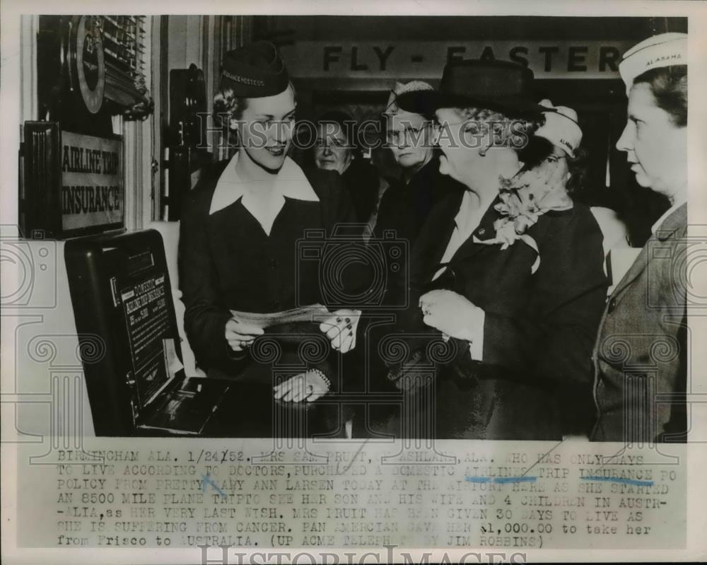 1952 Press Photo Mrs. Sam Pruit purchased an airline trip insurance - Historic Images