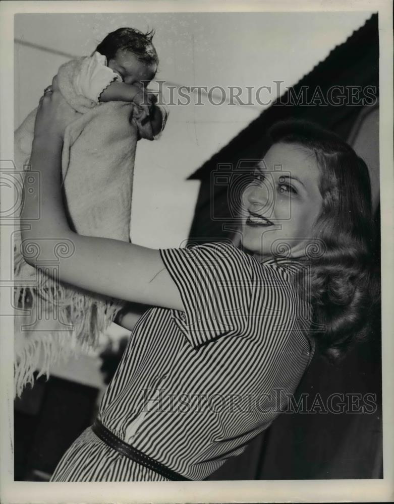 1947 Press Photo Mrs. Thomas McFadden with Baby Kathleen at Six Weeks Old - Historic Images