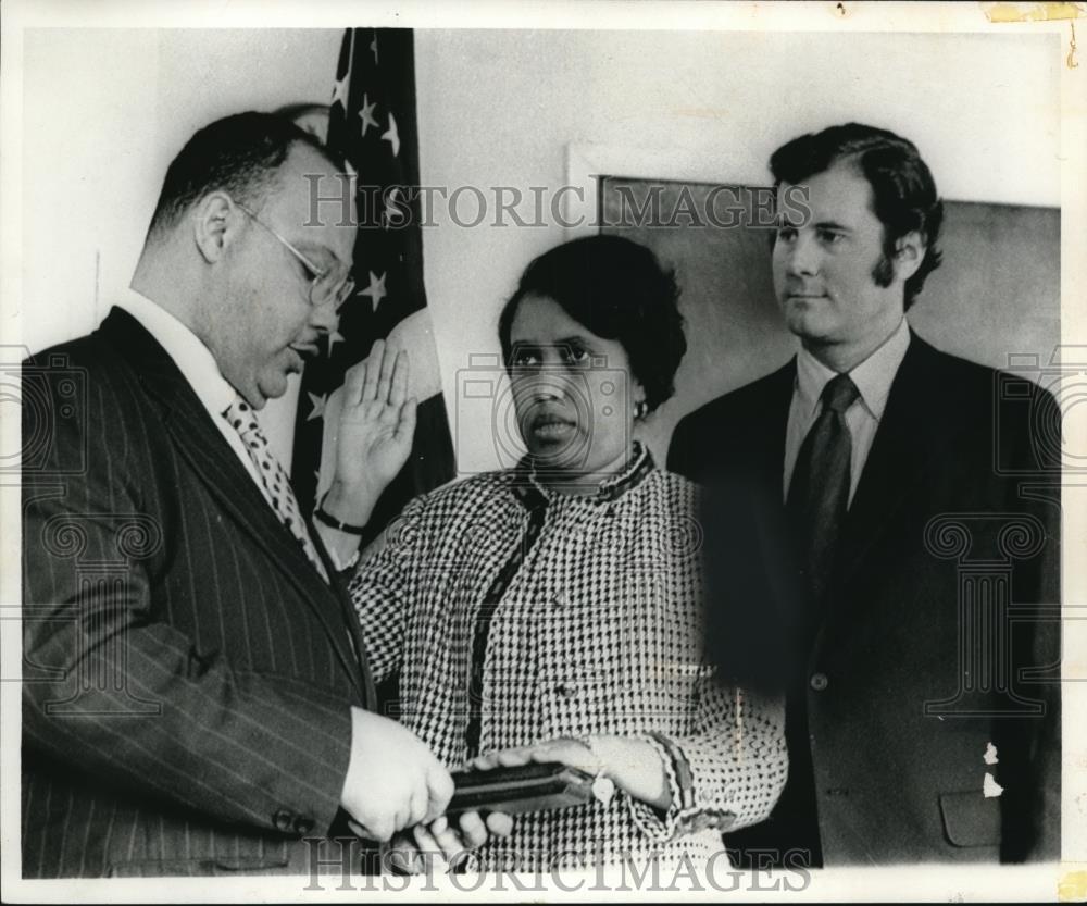 1972 Press Photo Mrs Constance E Newman Sworn in as Head of Vista Joe Blatchford - Historic Images