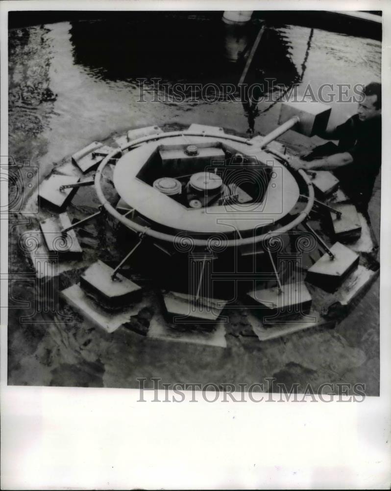 1970 Press Photo of a an oil skimmer that skims oil off the surface of water. - Historic Images