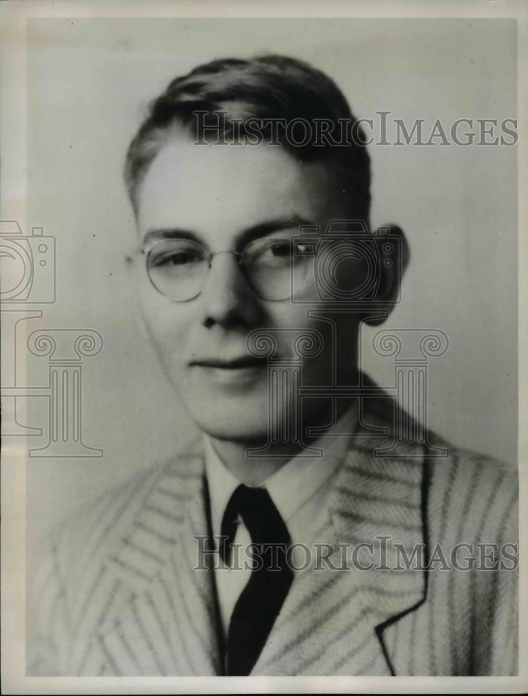 1947 Press Photo Frank Roberston held by Police in Connection to Slaying - Historic Images