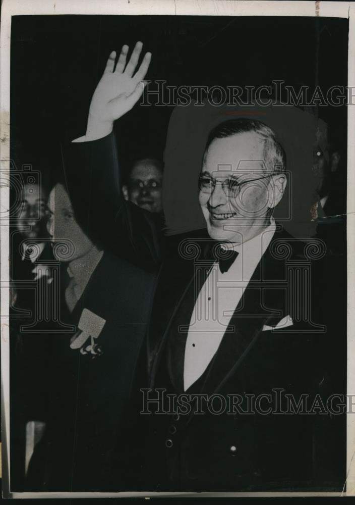 1936 Press Photo Gov.Alfred Landon of Kansas greeted audience at Founder's Day - Historic Images