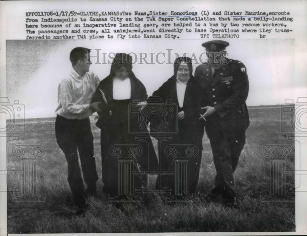 1959 Press Photo Sister Honorious and Sister Maurine helped by rescue workers - Historic Images