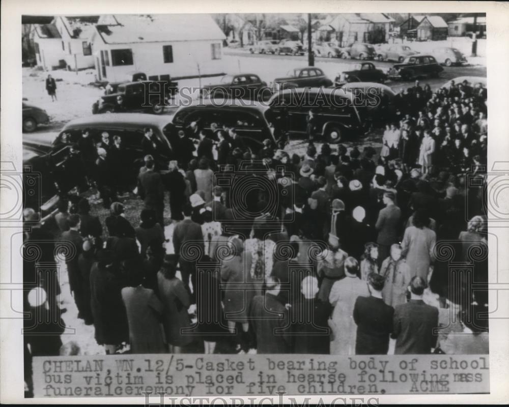 1945 Press Photo Caskets of School Bus Crash Victims Place in Hearse, Washington - Historic Images