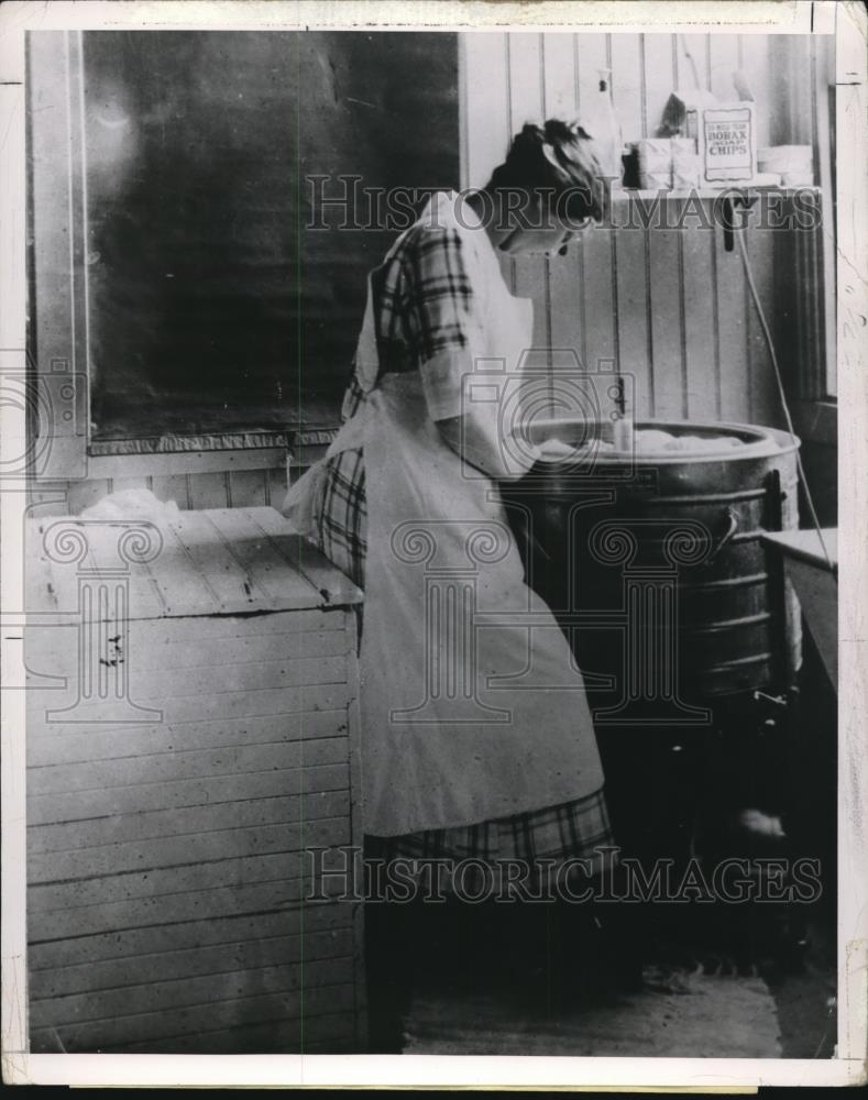 1921 Press Photo Woman operating washing machine - Historic Images