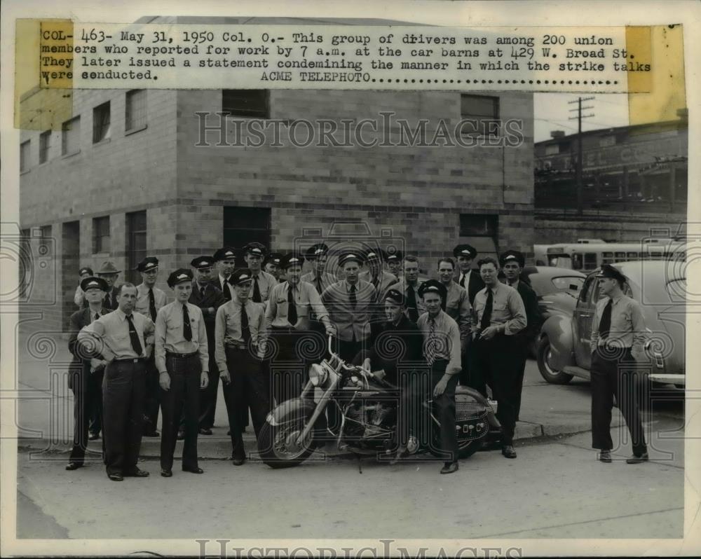 1950 Press Photo Group of Drivers report for work at car barn - Historic Images