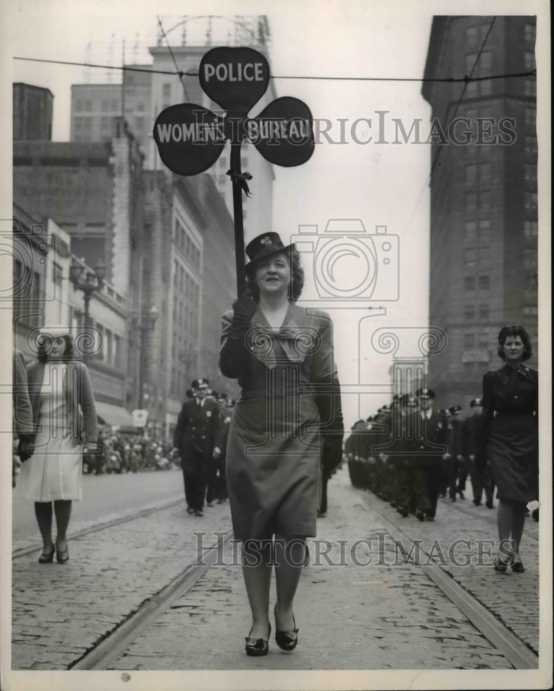 1946 Press Photo Police woman, Olary Burke at the Irish Parade - Historic Images