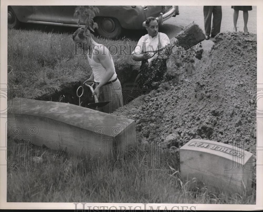 1947 Press Photo Rev. Laurence Blackburn defies picket at Lake View Cemetary - Historic Images