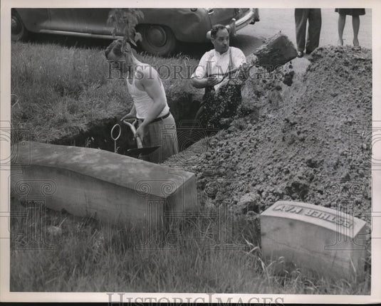 1947 Press Photo Rev. Laurence Blackburn defies picket at Lake View Cemetary - Historic Images