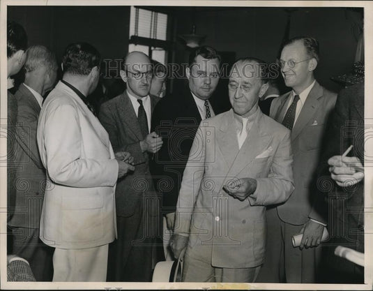 1936 Press Photo L.E. Lampton surrounded with the newsmen after the conference - Historic Images