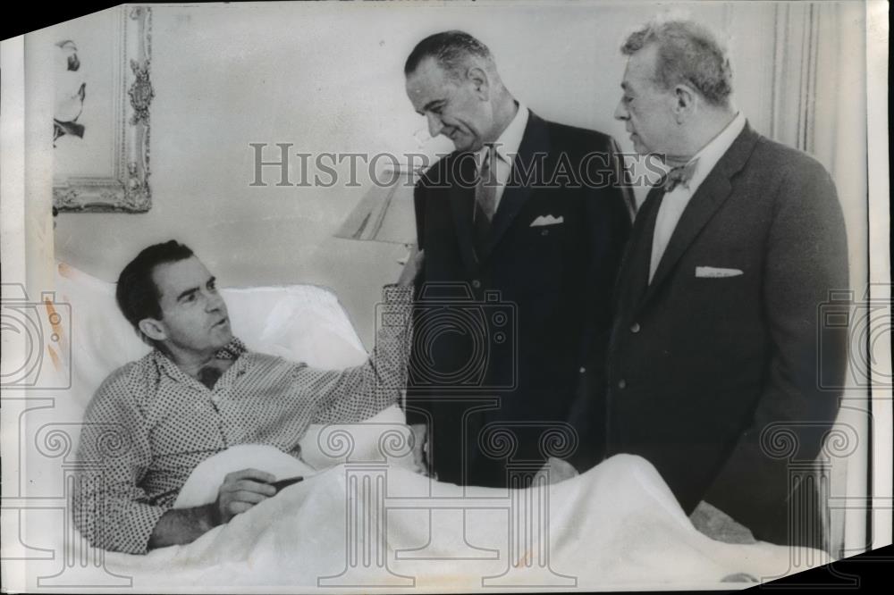 1960 Press Photo Lyndon B Johnson, Everett Dirksen chat with VP Nixon - Historic Images