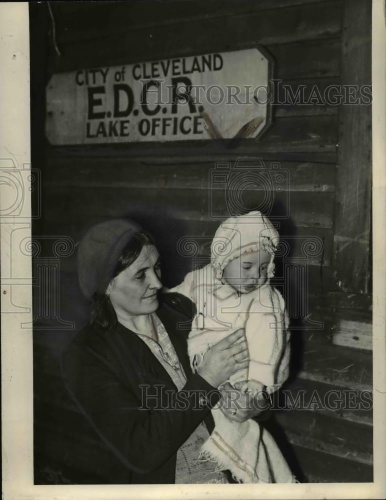 1939 Press Photo Mrs. Ida Fisher, mother of 11 walks with daughter in Ohio - Historic Images