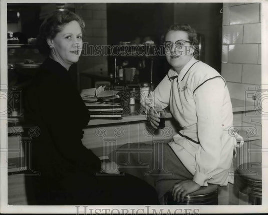 1953 Press Photo Mrs. Schuele Jr. and Mrs. Stanley DeVillen of Lakewood Hospital - Historic Images