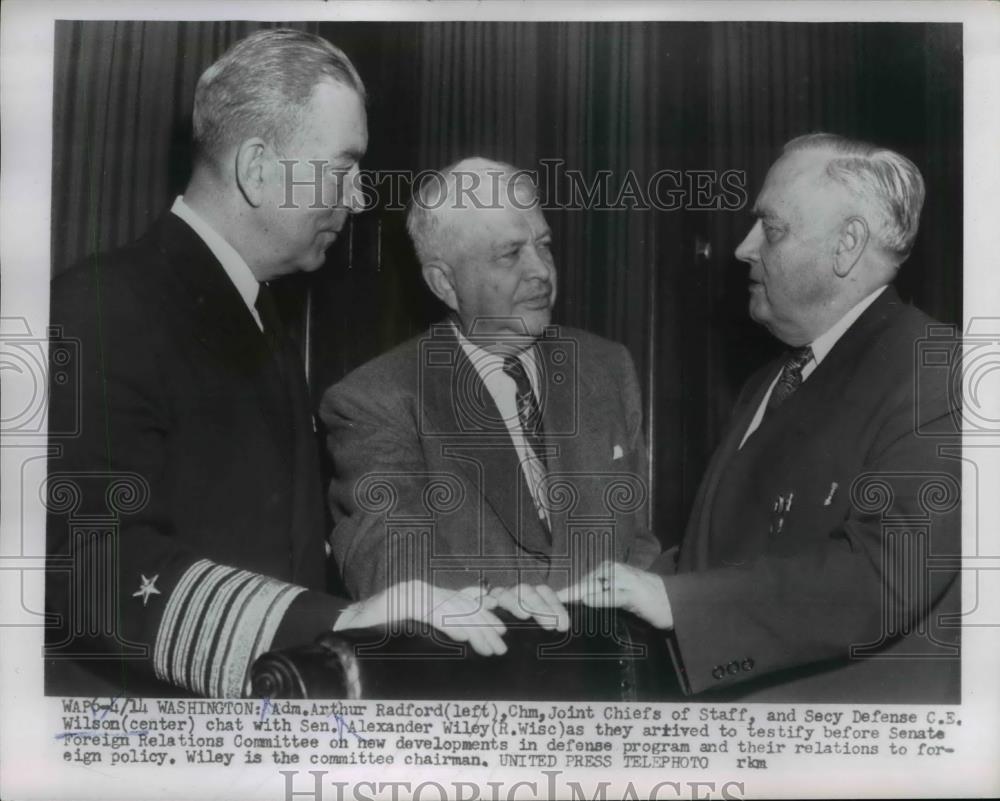 1954 Press Photo Adm. Arthur Radford, Chm C.E. Wilson chat with Alexander Wiley - Historic Images