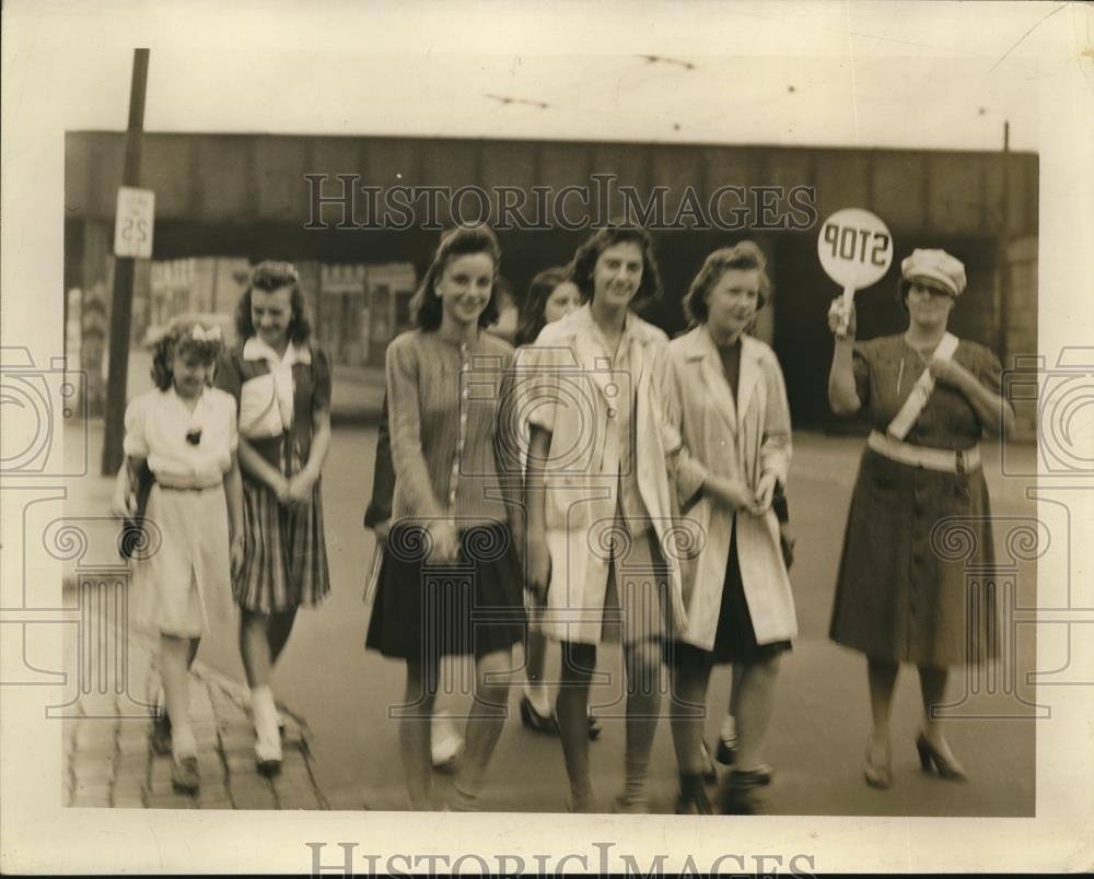 1942 Press Photo Mrs. Margie Marincic with a group of ladies crossing - Historic Images