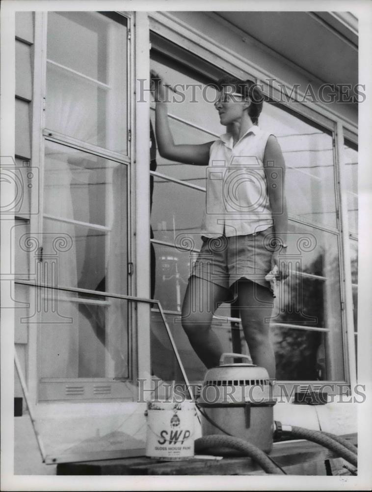 1959 Press Photo Mrs Lois Smejkal Painting Frame Before Installing Storm Windows - Historic Images