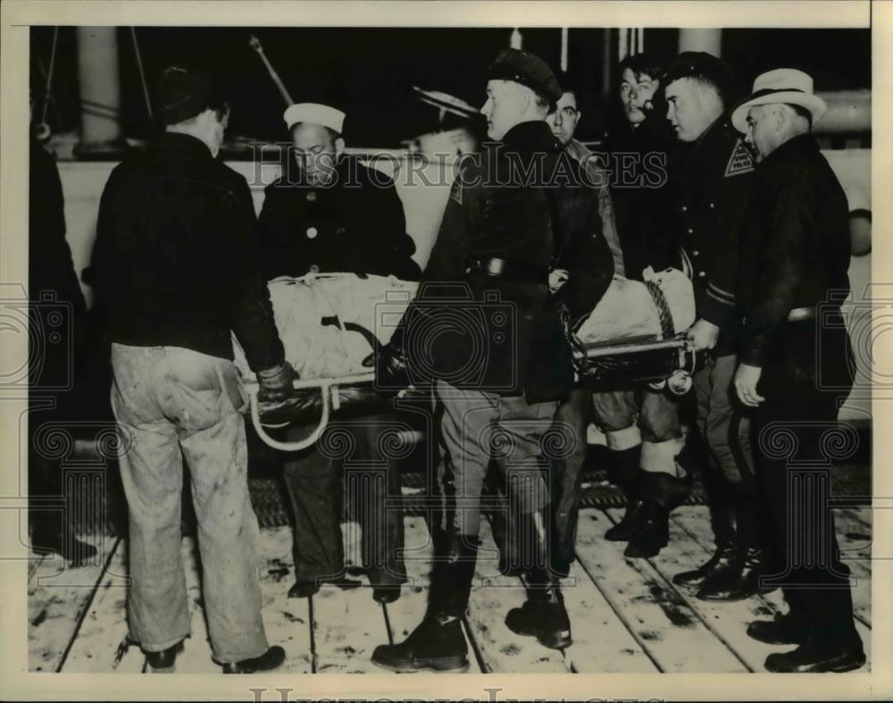 1936 Press Photo The body of Sgt. Wilbert Hunter carried by Coast Guard crews - Historic Images