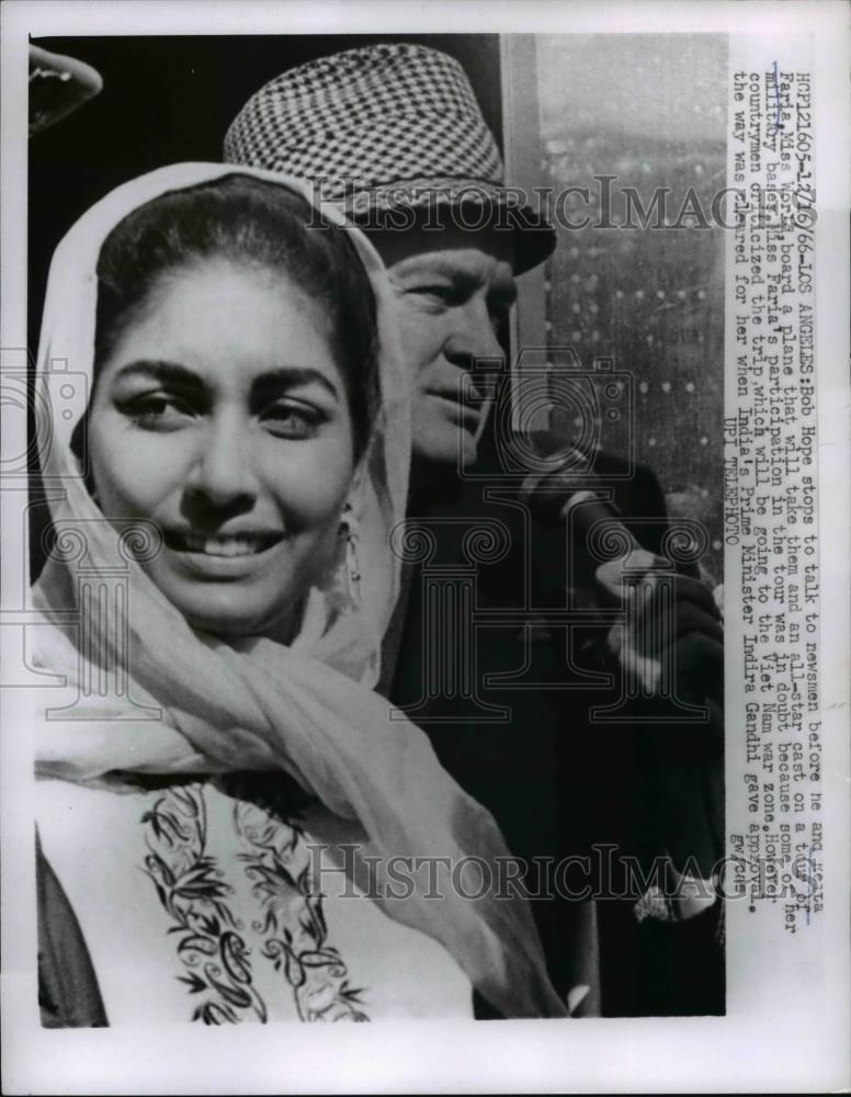 1966 Press Photo Bob Hope and Reita Faria board plane in Los Angeles California - Historic Images