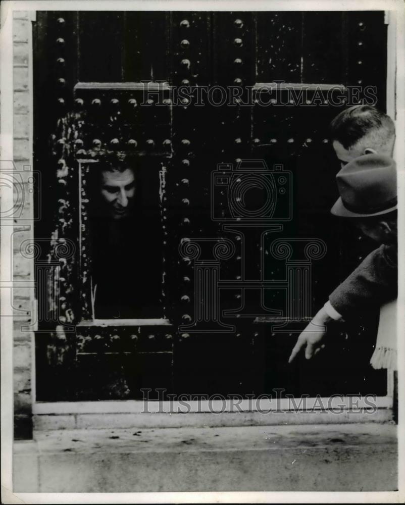 1966 Press Photo of police examining the a door where thieves broke into a - Historic Images