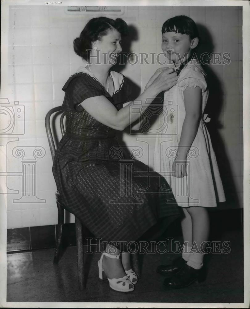 1950 Press Photo of Linda Forester (R) who was stricken with Polio. - Historic Images