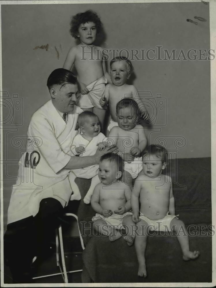 1931 Press Photo charles H Wood with contestants of baby show - Historic Images