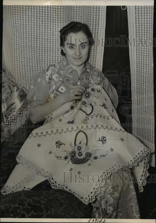 1940 Press Photo Penolopi Thomaido Awarded $40,000 For Doctors Mistake - Historic Images
