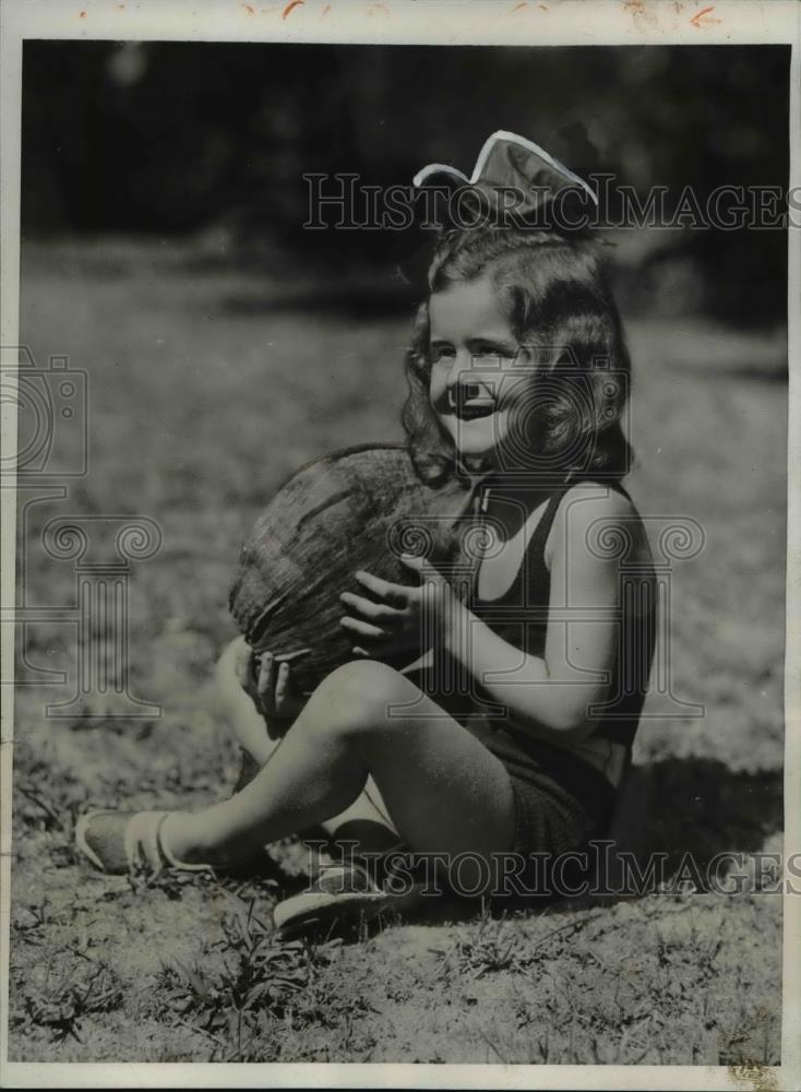 1933 Press Photo Little Maxine Rickard at the Miami Beach in Florida - Historic Images