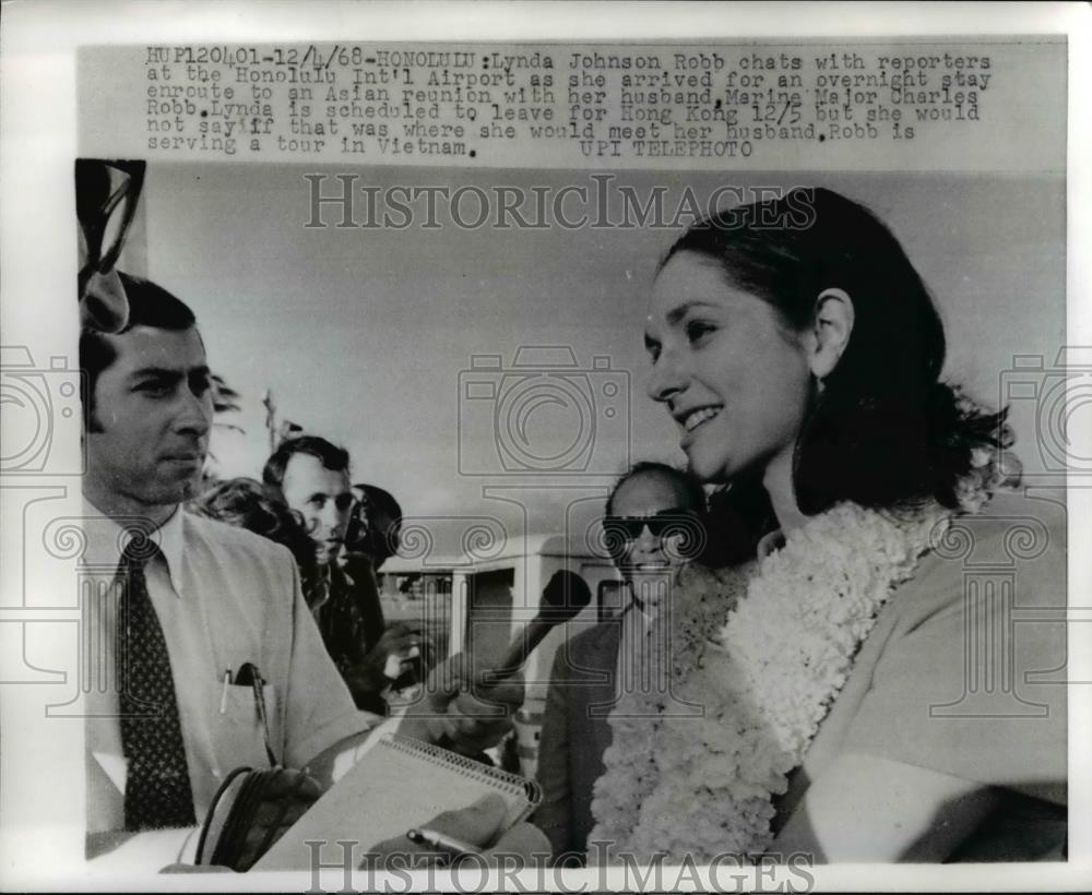 1968 Press Photo Linda Johnson Robb with the reporters at the Honolulu Airport - Historic Images