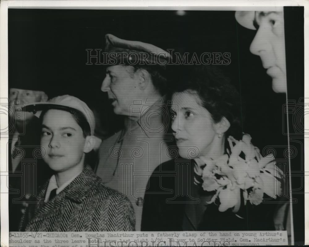 1951 Press Photo Gen. Douglas MacArthur clasps Young Arthur's shoulders - Historic Images
