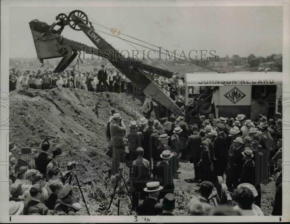 1936 Press Photo The crowd watches how a steam shovel works - Historic Images