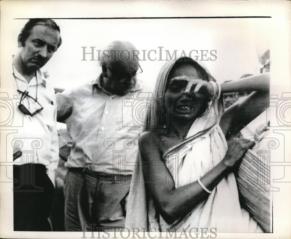 1971 Press Photo George Lachance and Heath Macwquarrie burst into tears - Historic Images