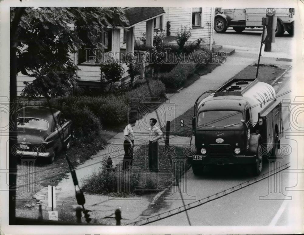 1958 Press Photo Policemanbawls out truck driver for driving in wrong Direction - Historic Images