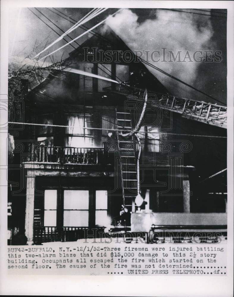 1932 Press Photo Buffalo New York House Fire 3 Firemen Injured $15,000 Damage - Historic Images