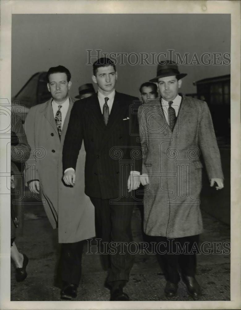 1943 Press Photo Detective Nicholas Looman and Detective William Presdeget - Historic Images