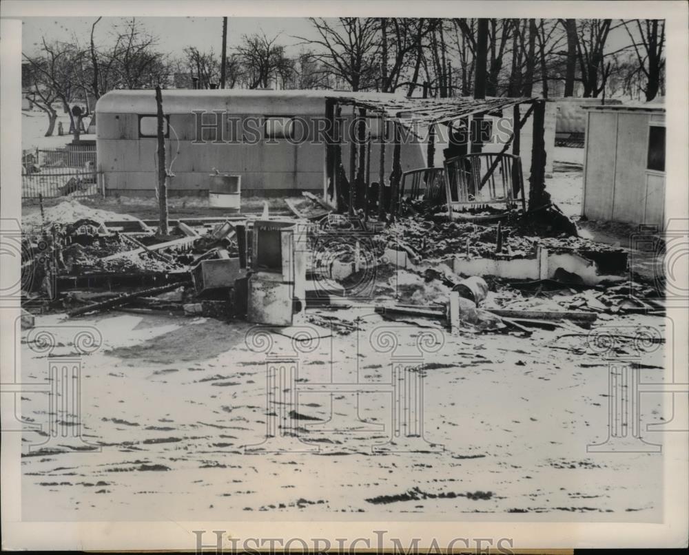 1950 Press Photo Edward Maxwell Two Room Cabin Home - Historic Images