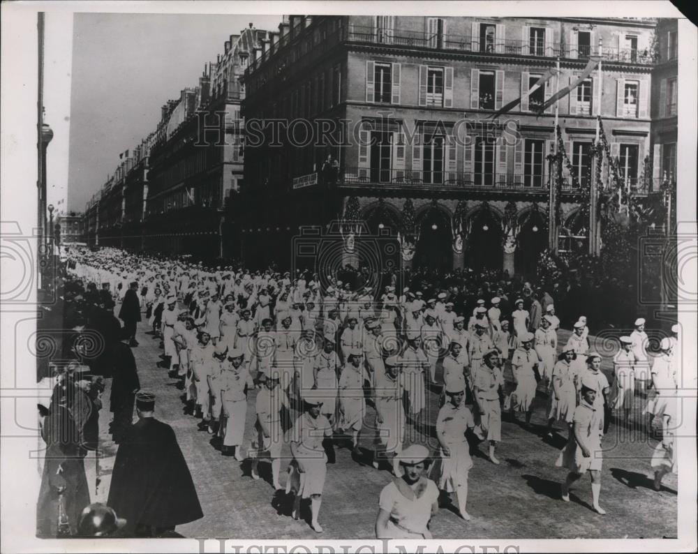 1938 Press Photo Paris France Gymnasts in a schoolkids parade - Historic Images