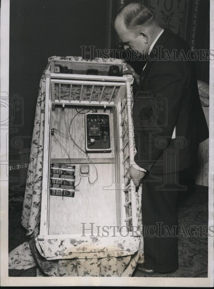 1934 Press Photo Baby Crib with Infrared Light Unit held by J.E. Karnys - Historic Images