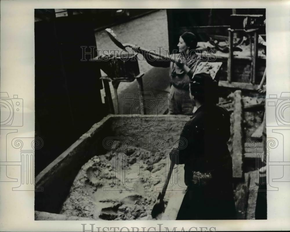 1940 Press Photo Women mixing cement help build in Finland - Historic Images