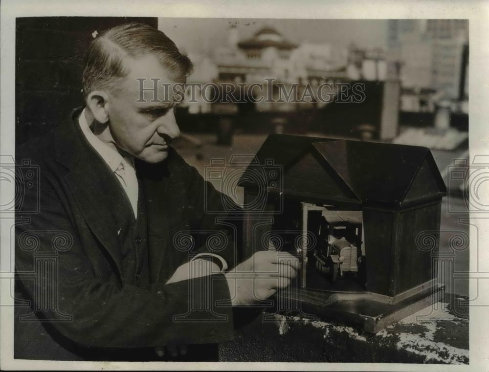 1931 Press Photo Inventor J.R. Long with Gyrogarage Model - Historic Images