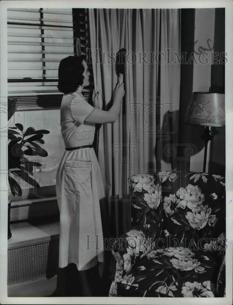 1950 Press Photo A model showing how to clean a curtain - Historic Images