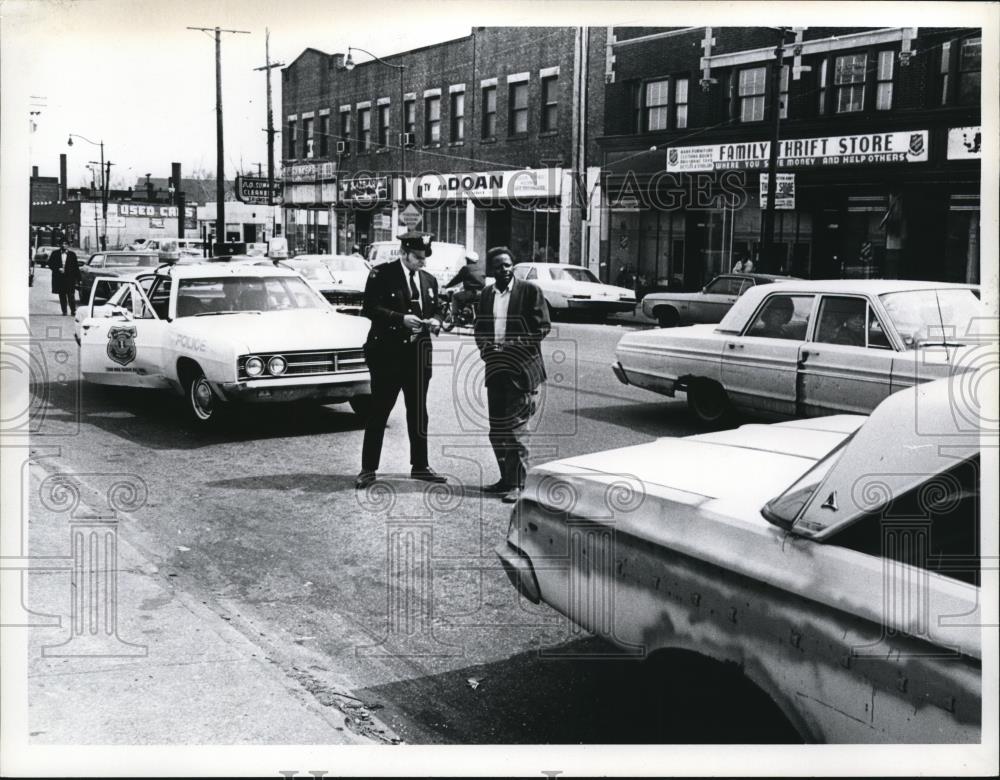 Press Photo The Task Force patrolman at St. Clair Avenue - Historic Images