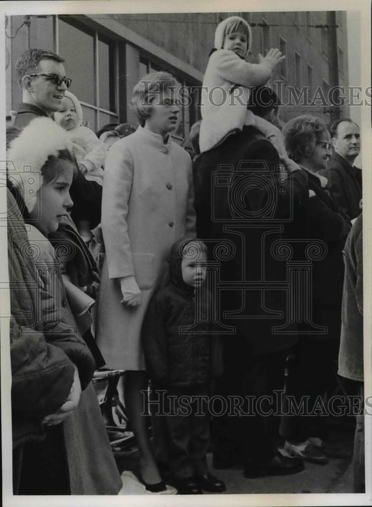 1968 Press Photo Mr & Mrs Peter Hoffman with 2 Children at Parade - Historic Images
