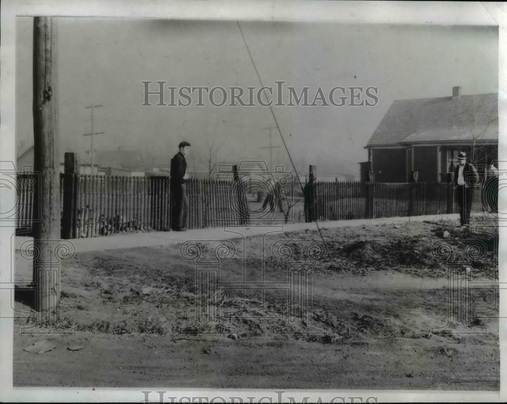 1932 Press Photo Yard Where was Found Dead - Historic Images