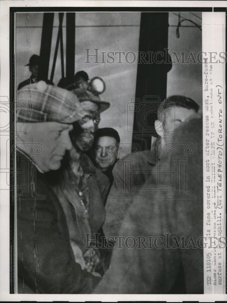 Press Photo Springhill Mine accident, Charles Doran-helmet-helps Garnet Clark - Historic Images