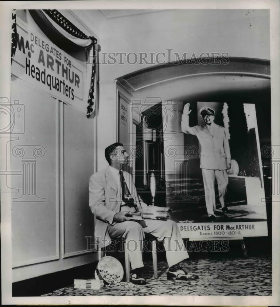 1952 Press Photo James A DeLong at MacArthur Headquarters - Historic Images