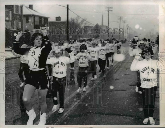 1963 Press Photo Baton twirlers in snow and cold in Parma Christmas parade - Historic Images
